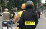 [ẢNH] Nữ cảnh sát Cơ động đặc nhiệm tuần tra trên phố, xử lý vi phạm