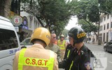 [ẢNH] Nữ cảnh sát Cơ động đặc nhiệm tuần tra trên phố, xử lý vi phạm