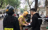 [ẢNH] Nữ cảnh sát Cơ động đặc nhiệm tuần tra trên phố, xử lý vi phạm