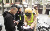 [ẢNH] Nữ cảnh sát Cơ động đặc nhiệm tuần tra trên phố, xử lý vi phạm