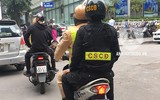 [ẢNH] Nữ cảnh sát Cơ động đặc nhiệm tuần tra trên phố, xử lý vi phạm