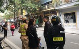 [ẢNH] Nữ cảnh sát Cơ động đặc nhiệm tuần tra trên phố, xử lý vi phạm
