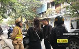 [ẢNH] Nữ cảnh sát Cơ động đặc nhiệm tuần tra trên phố, xử lý vi phạm