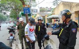 [ẢNH] Sát cánh cùng Cảnh sát Cơ động trong buổi tuần tra xử lý vi phạm về mũ bảo hiểm