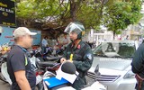 [ẢNH] Sát cánh cùng Cảnh sát Cơ động trong buổi tuần tra xử lý vi phạm về mũ bảo hiểm