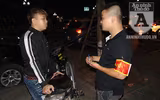[ẢNH] Sát cánh cùng Cảnh sát 141 trong đêm 'giao thời' cuối tuần ở phố đi bộ