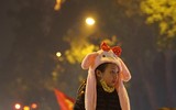 [ẢNH] Nhìn lại 1 đêm trắng người Hà Nội ăn mừng chiến thắng lịch sử của bóng đá Việt Nam