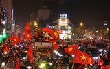 [ẢNH] Nhìn lại 1 đêm trắng người Hà Nội ăn mừng chiến thắng lịch sử của bóng đá Việt Nam