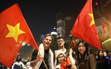 [ẢNH] Nhìn lại 1 đêm trắng người Hà Nội ăn mừng chiến thắng lịch sử của bóng đá Việt Nam