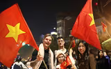 [ẢNH] Nhìn lại 1 đêm trắng người Hà Nội ăn mừng chiến thắng lịch sử của bóng đá Việt Nam