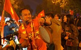 [ẢNH] Nhìn lại 1 đêm trắng người Hà Nội ăn mừng chiến thắng lịch sử của bóng đá Việt Nam