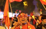 [ẢNH] Nhìn lại 1 đêm trắng người Hà Nội ăn mừng chiến thắng lịch sử của bóng đá Việt Nam