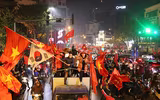 [ẢNH] Nhìn lại 1 đêm trắng người Hà Nội ăn mừng chiến thắng lịch sử của bóng đá Việt Nam
