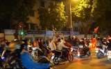 [ẢNH] Nhìn lại 1 đêm trắng người Hà Nội ăn mừng chiến thắng lịch sử của bóng đá Việt Nam