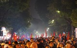 [ẢNH] Nhìn lại 1 đêm trắng người Hà Nội ăn mừng chiến thắng lịch sử của bóng đá Việt Nam