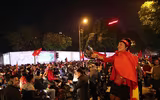 [ẢNH] Nhìn lại 1 đêm trắng người Hà Nội ăn mừng chiến thắng lịch sử của bóng đá Việt Nam