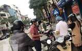 [ẢNH] Không đeo khẩu trang ở nơi công cộng, người bị phạt nêu lý do khó nghe
