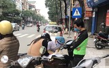 [ẢNH] Không đeo khẩu trang ở nơi công cộng, người bị phạt nêu lý do khó nghe
