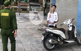 [ẢNH] Không đeo khẩu trang ở nơi công cộng, người bị phạt nêu lý do khó nghe
