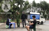 [ẢNH] Không đeo khẩu trang ở nơi công cộng, người bị phạt nêu lý do khó nghe