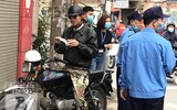 [ẢNH] Không đeo khẩu trang ở nơi công cộng, người bị phạt nêu lý do khó nghe