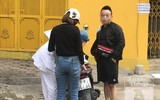 [ẢNH] Không đeo khẩu trang ở nơi công cộng, người bị phạt nêu lý do khó nghe