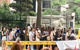 Donghae xuất ngũ trong vòng vây của người hâm mộ
