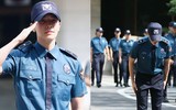 Donghae xuất ngũ trong vòng vây của người hâm mộ