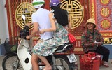 Thủy Tiên - Công Vinh chở nhau bằng xe máy đi làm từ thiện