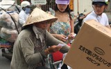 Thủy Tiên - Công Vinh chở nhau bằng xe máy đi làm từ thiện