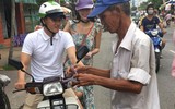Thủy Tiên - Công Vinh chở nhau bằng xe máy đi làm từ thiện