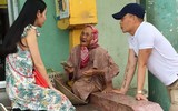 Thủy Tiên - Công Vinh chở nhau bằng xe máy đi làm từ thiện