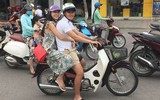 Thủy Tiên - Công Vinh chở nhau bằng xe máy đi làm từ thiện