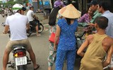 Thủy Tiên - Công Vinh chở nhau bằng xe máy đi làm từ thiện