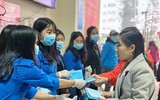 Tuổi trẻ Thủ đô phát 10.000 khẩu trang miễn phí giúp người dân phòng virus Corona