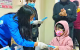 Tuổi trẻ Thủ đô phát 10.000 khẩu trang miễn phí giúp người dân phòng virus Corona