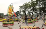 Nô nức rủ nhau dạo đường hoa bên sông Hàn đón Tết
