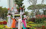 Nô nức rủ nhau dạo đường hoa bên sông Hàn đón Tết
