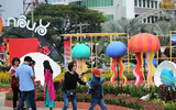 Nô nức rủ nhau dạo đường hoa bên sông Hàn đón Tết