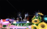 Du khách phấn khích với Lễ hội Carnival đường phố DIFF 2019