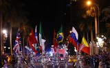 Du khách phấn khích với Lễ hội Carnival đường phố DIFF 2019