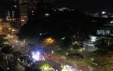Du khách phấn khích với Lễ hội Carnival đường phố DIFF 2019