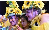 Du khách phấn khích với Lễ hội Carnival đường phố DIFF 2019
