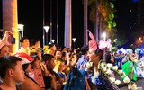 Du khách phấn khích với Lễ hội Carnival đường phố DIFF 2019