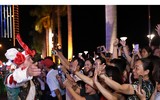 Du khách phấn khích với Lễ hội Carnival đường phố DIFF 2019