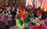Du khách phấn khích với Lễ hội Carnival đường phố DIFF 2019