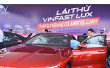 Khách hàng sốt ruột chờ lái thử xe VinFast Lux theo bài test chuẩn quốc tế