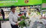 Siêu thị ở Hà Nội gói thực phẩm bằng lá chuối thay túi nilon