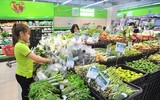 Siêu thị ở Hà Nội gói thực phẩm bằng lá chuối thay túi nilon