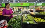 Siêu thị ở Hà Nội gói thực phẩm bằng lá chuối thay túi nilon